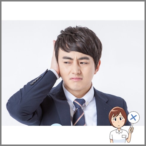 침삼킬때 귀아픔으로 귀를 잡고 있는 남성