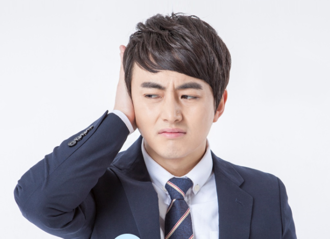 한쪽귀 안들림 증상으로 오른쪽 귀를 손바닥으로 막고 있는 남성