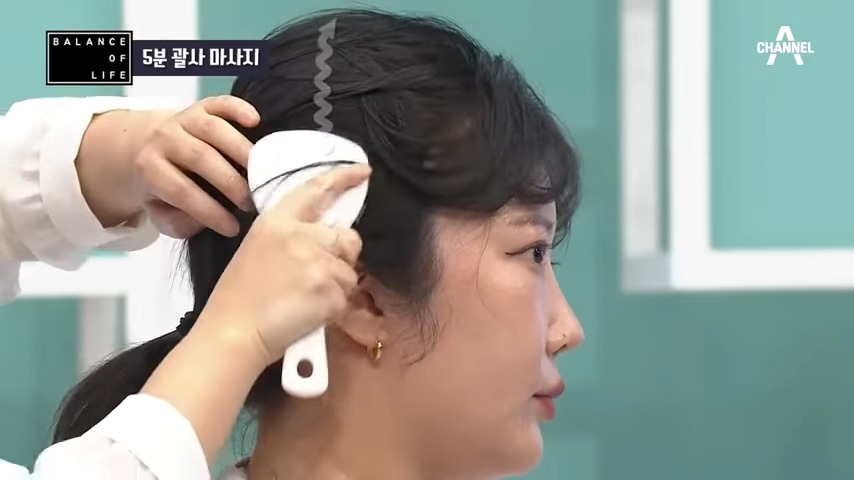 괄사 마사지의 두피 마사지 법 중에서 옆에서부터 위로 지그재그로 올리는 마사지