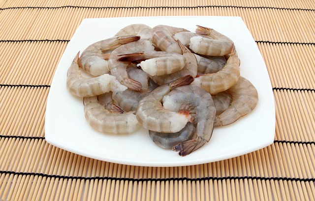 콜레스테롤을 많이 함유한 새우가 접시에 담겨있다