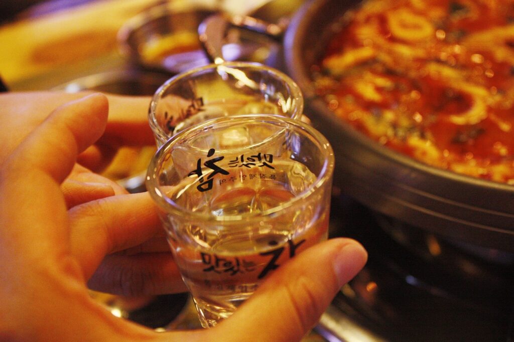 소주로 건배하는 모습