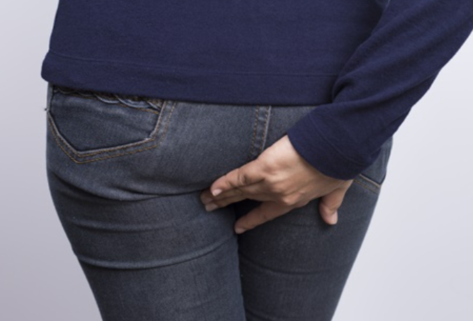 똥구멍 가려움증으로 항문쪽에 손을 대고 있는 사람